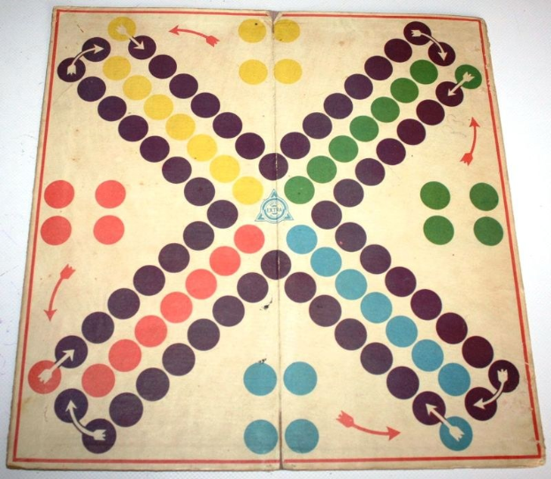 Altes Backgammon-Spiel mit farbigen Kreisen in kreisförmiger Anordnung und Pfeilen in verschiedenen Richtungen auf weißem Hintergrund.