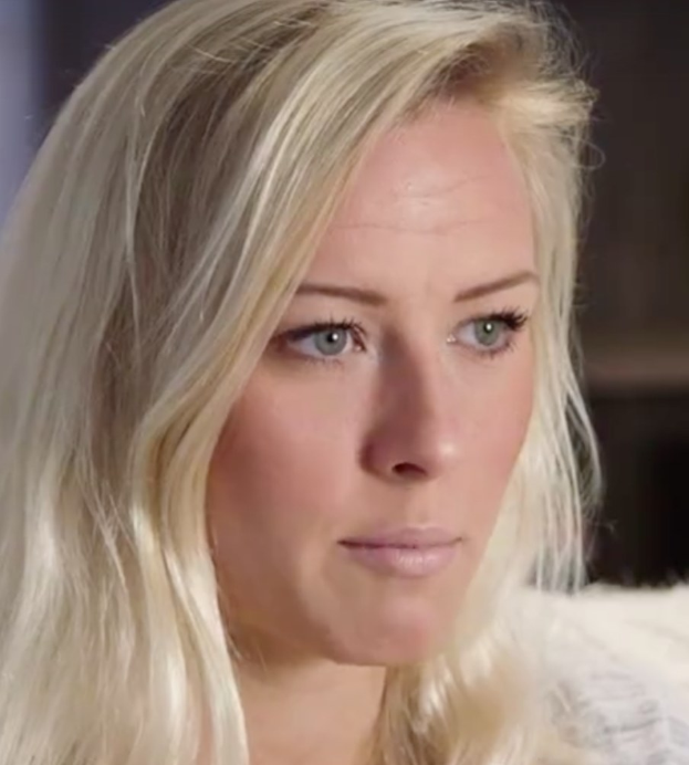 Ein Messestand mit einem blauen und weißen Schild, auf dem 'Bring Paper Back to Life' steht, auf der rechten Seite, mit unscharfen Stühlen, Tischen, einem wandmontierten Fernseher und Deckenlampen im Hintergrund.