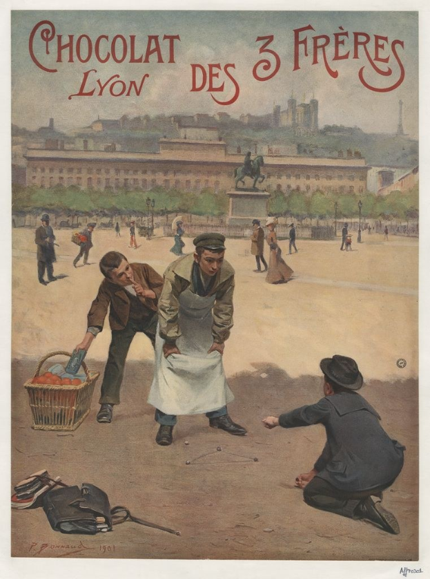 Plakat für "Chocolat des 3 Frères Lyon" in Lyon, Frankreich, das Menschen mit einem Korb voller Früchte, Gebäuden, Bäumen, einer Statue und einem klaren blauen Himmel zeigt.