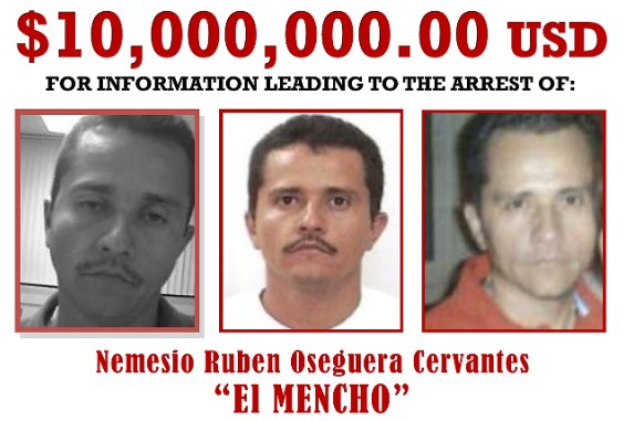 Drei Männer vor einem weißen Hintergrund mit Text, der eine Belohnung von 10.000.000 USD für Informationen anbietet, die zur Festnahme von Nemesio Ruben Oseguera Cervantes, auch bekannt als El Mencho, führen.