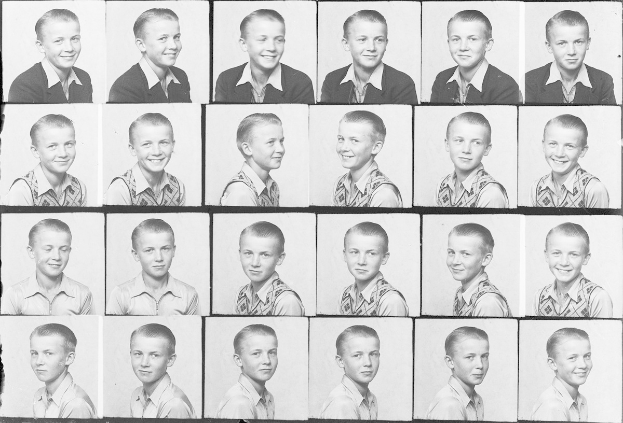 Ein Schwarz-Weiß-Foto eines strahlenden jungen Jungen mit ordentlich gekämmtem Haar und leuchtenden Augen.