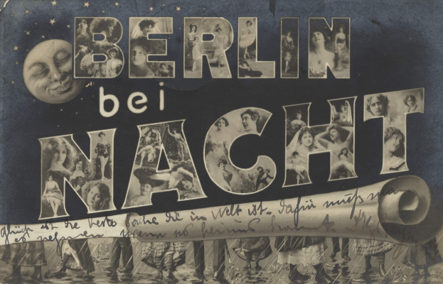 Schwarzes und weißes Foto einer Gruppe von Menschen, die vor einem Schild mit der Aufschrift "Berlin Bei Nacht" feiern, im Hintergrund ein Mond, das Schild mit Sternen und Streifen geschmückt.