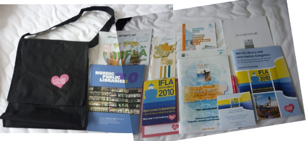 Eine Tasche mit den Worten "Bibliotheksliebhaber" und einige Bücher auf einem Bett.