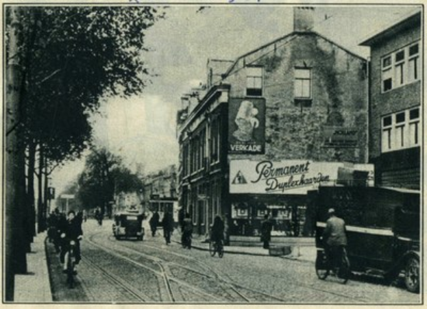 Schwarz-weißes Foto einer Stadtstraße mit Radfahrern, Fahrzeugen, Gebäuden, Bäumen und Himmel mit Text oben und unten.