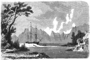 Eine Schwarz-Weiß-Gravur eines Schiffs, das auf dem Ozean segelt, mit Bergen im Hintergrund, umgeben von Bäumen und Pflanzen, mit dem Text "Pirates of the Caribbean" unten.