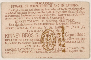 Papier mit schwarzem Text auf einem weißen Hintergrund und einem kreisförmigen schwarz umrandeten Stempel mit der Aufschrift "Vorsicht vor Fälschungen und Imitationen - Kinney Bros. Zigaretten" in weiß.