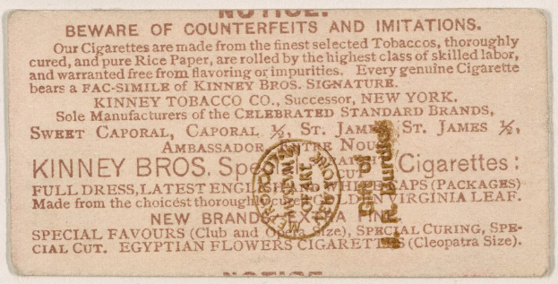 Papier mit schwarzem Text auf einem weißen Hintergrund und einem kreisförmigen schwarz umrandeten Stempel mit der Aufschrift "Vorsicht vor Fälschungen und Imitationen - Kinney Bros. Zigaretten" in weiß.