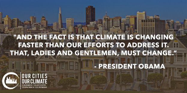 Eine Stadtansicht mit Gebäuden, Bäumen und Fahrzeugen, die einen Zitat des Präsidenten Obama zum Thema Klimawandel in den Vordergrund stellt, unter einem sichtbaren Himmel.