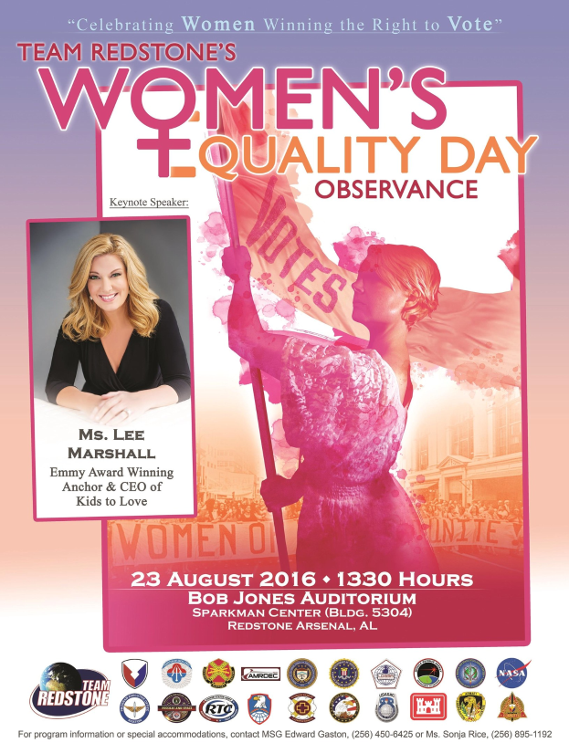 Plakat für die Feier des Women's Equality Day von Team Redstone mit einer Frau, die eine Fahne mit dem Text "Women's Equality" hält und Logos und Veranstaltungseinzelheiten unten.