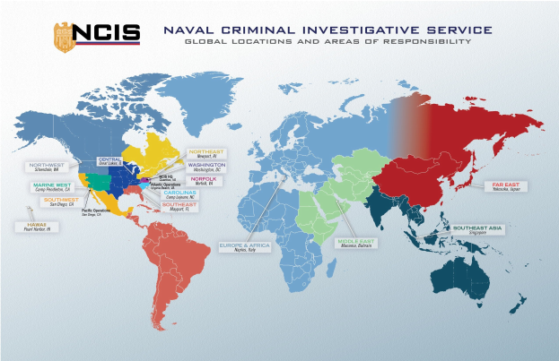 Farbcodierte Weltkarte, die Standorte von naval criminal investigative services mit begleitendem erklärendem Text hervorhebt.