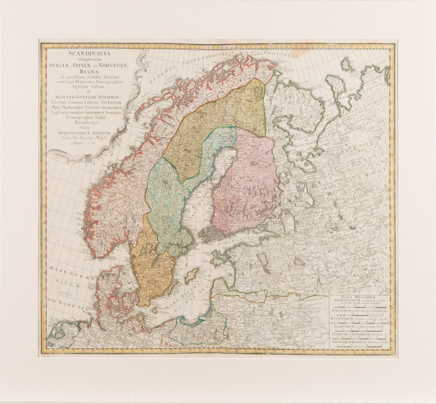 Ein gerahmtes Kartenbild von Skandinavien, das Schweden, Dänemark und Norwegen hervorhebt, wobei schwedische und norwegische Provinzen sichtbar sind.