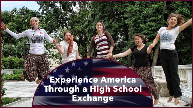 Eine Gruppe von Frauen, die in die Luft springen und strahlen, umgeben von Grün unter einem klaren blauen Himmel, mit Text unten: "Erlebe Amerika durch einen High-School-Austausch."