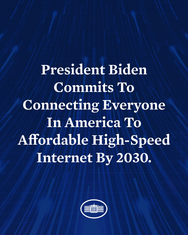 Ein blauer Hintergrund mit weißer, zentrierter Schrift, die besagt: "Präsident Biden setzt sich dafür ein, dass bis 2030 jeder Amerikaner Zugang zu erschwinglichem Hochgeschwindigkeitsinternet hat."