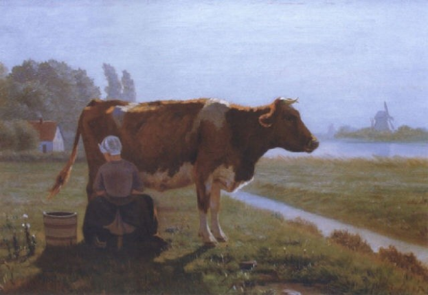 Eine Frau melkt eine Kuh auf einer grünen Wiese, mit einem Haus, einer Windmühle und einem Gewässer im Hintergrund unter einem blauen Himmel.