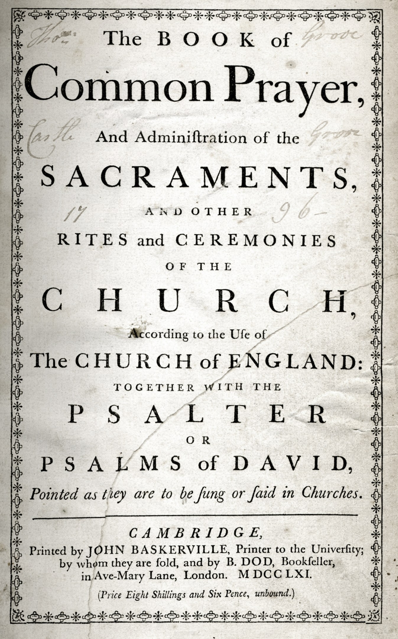 Ein altes Buch mit dem Titel "Das Buch der gemeinen Gebete und Verwaltung der Sakramente, Riten und Zeremonien der Kirche von England" liegt auf einer Seite mit schwarzer Tinte auf.
