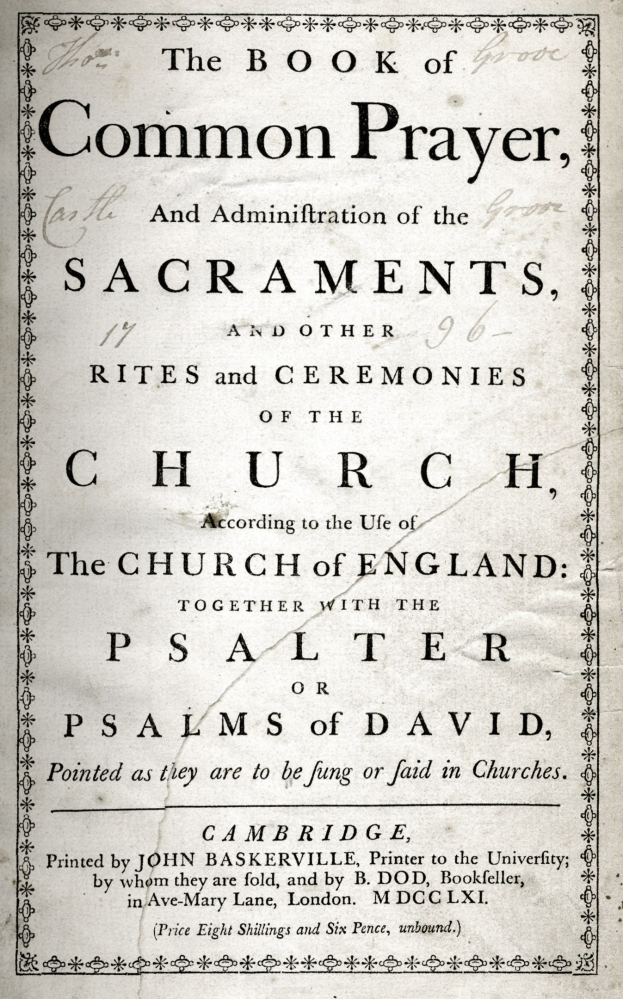 Ein altes Buch mit dem Titel "Das Buch der gemeinen Gebete und Verwaltung der Sakramente, Riten und Zeremonien der Kirche von England" liegt auf einer Seite mit schwarzer Tinte auf.