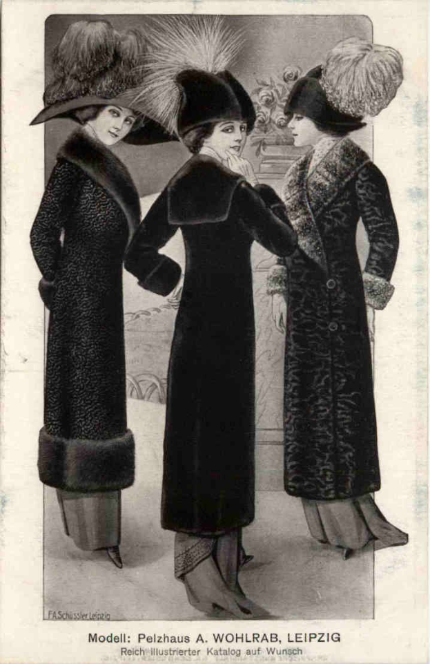 Drei Frauen in schwarzen Mänteln und Hüten stehen Seite an Seite mit einem Blumenstrauß im Hintergrund in einem Schwarz-Weiß-Bild mit dem Titel "Moden der 1920er Jahre".