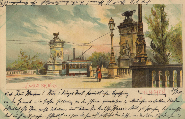 Eine alte Postkarte mit einem Bild einer Brücke in München, Deutschland, geschmückt mit Skulpturen, Pfählen, Lichtern, Drähten und Bäumen, mit ein paar Menschen im Vordergrund und dem Himmel im Hintergrund sowie etwas Schrift auf der Postkarte.