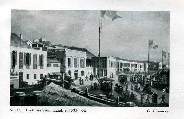 Ein Schwarz-Weiß-Foto einer belebten Stadtstraße im Jahr 1833, das Gebäude, Menschen, Karren, Pfähle, Flaggen, Bäume und Himmel zeigt, mit der Beschriftung "fabriken von land c 1833 ölgemälde" unten.