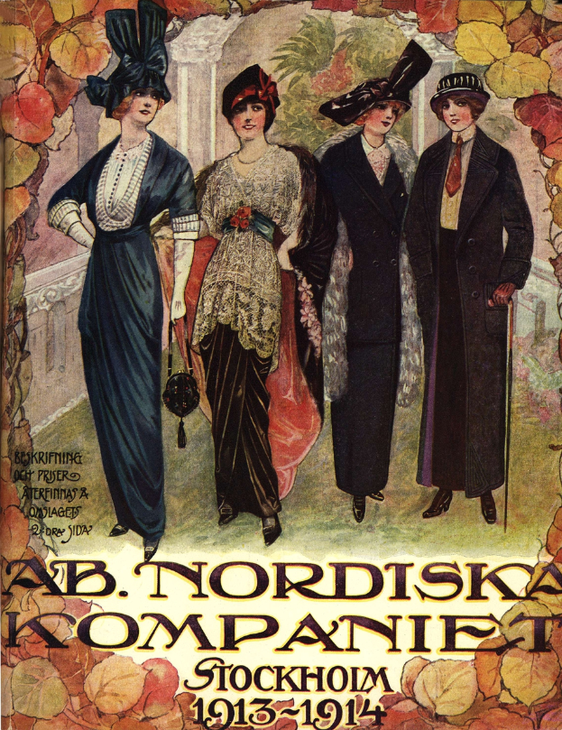 Ein Vintage-Plakat aus dem Jahr 1913-1914, das die Ab Nordiska Company in Stockholm bewirbt, mit vier Frauen in einer Reihe, die jeweils ein Kleid und Hut in einer anderen Farbe tragen, und Text, der die Firma beschreibt.