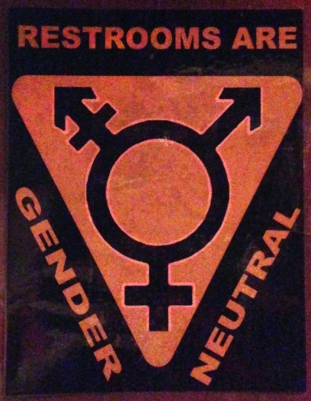 Plakat mit der Aufschrift "Geschlechterneutrale Toiletten" betont die Geschlechtergerechtigkeit in der Toilette.