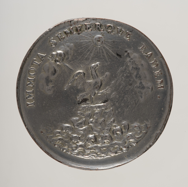 Eine runde Silbermedaille mit einem Pferd- und Reiter-Design auf einem weißen Hintergrund, mit eingravierter Schrift.