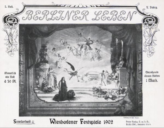 Ein Schwarz-Weiß-Foto einer Bühne von den Wiesbadener Festspielen aus dem Jahr 1902, das Menschen in traditioneller deutscher Kleidung zeigt, einige tragen Hüte und andere Capes, unter bunten Lichtern und Dekorationen, während das Publikum im Hintergrund jubelt und klatscht.