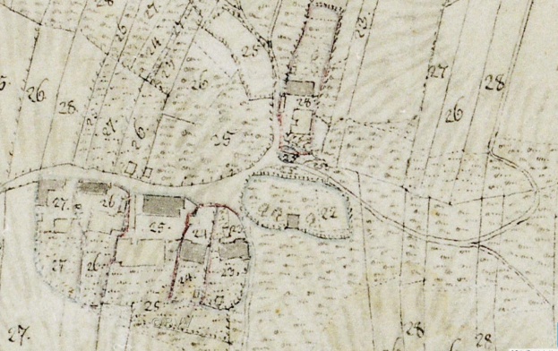 Eine alte Stadtkarte mit zahlreichen Gebäuden, Straßen und Text, die eine geplante Entwicklung am unteren Rand anzeigt.