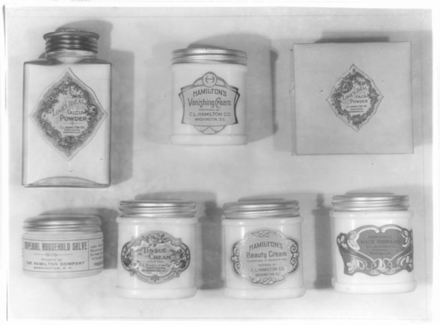 Schwarzes und weißes Foto eines Regals mit ordentlich angeordneten Sahnegläsern.