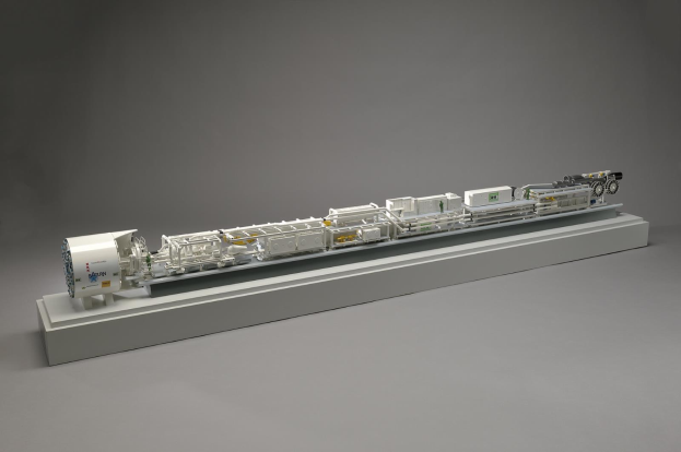 Ausführliches Modell eines Sainsbury's-Wasserstoff-Brennstoffzellensystems, das Komponenten wie einen Kraftstofftank, einen Filter und eine Einspritzdüse zeigt, die mit einer Stromquelle auf einer weißen Oberfläche verbunden sind.