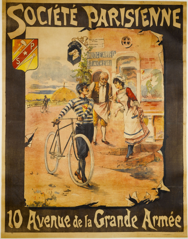 Ein Vintage-Plakat, das ein Fahrradrennen in Paris ankündigt, zeigt eine Gruppe von Menschen, von denen einer ein Fahrrad hält und ein Gebäude im Hintergrund zu sehen ist, mit Text, der das Ereignis beschreibt.