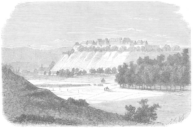 Eine Schwarz-Weiß-Radierung eines Hofes in einem Feld mit Bäumen, Hügeln und Himmel im Hintergrund, mit dem Text "1876 - der Hof der Herzöge von Elsass" unten.