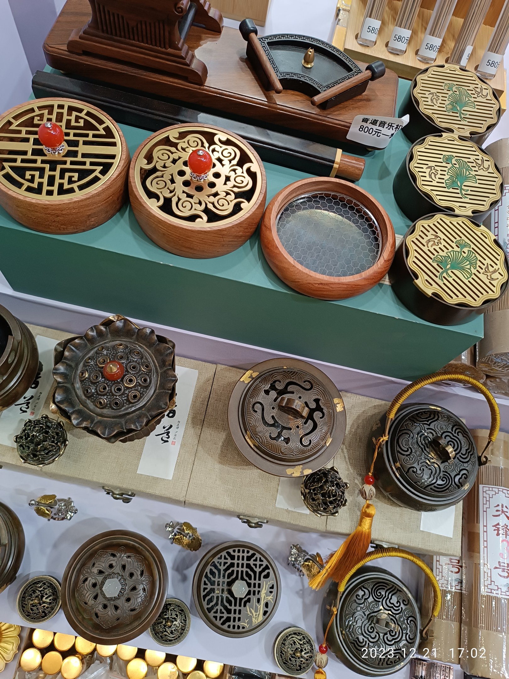 Ein Tisch mit verschiedenen chinesischen Räucherstäbchen, Schachteln, Papieren mit Text und anderen Gegenständen, wahrscheinlich für ein chinesisches Neujahrsfest.