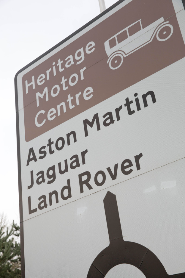 Ein Banner mit dem Text "Heritage Motor Center" und einer Zeichnung eines Autos.