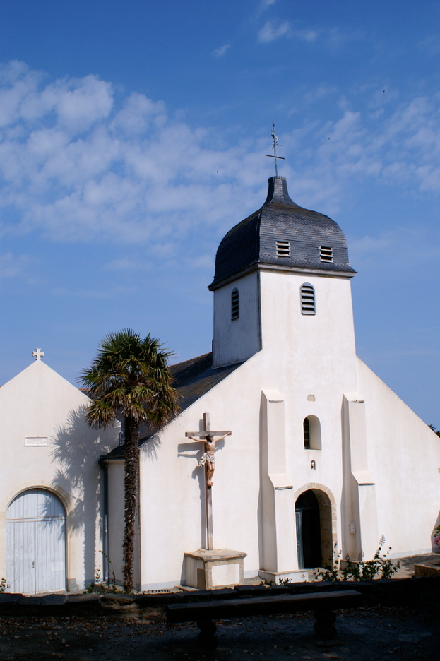 Eine Kirche dominiert prominent das Bild.