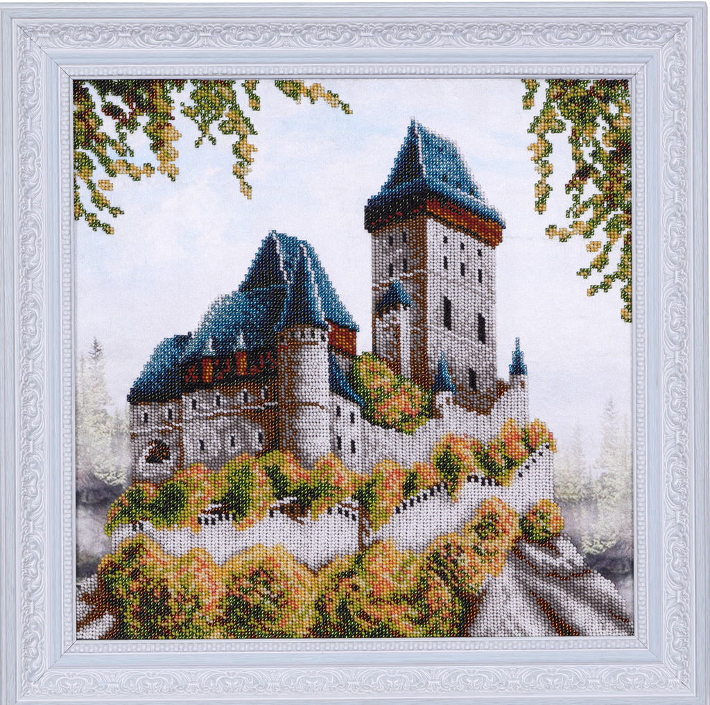 Ein Holzhausrahmen steht auf einer Baustelle.