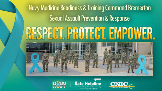 Plakat für das Sexual Assault Prevention & Response-Programm des Navy Medicine Readiness & Training Command Bremerton, das uniformierte Personen vor einem Gebäude mit dem Text "Respect, Protect, Empower" zeigt.
