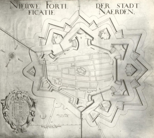 Ein detaillierter Papierplan von Niederlande, Deutschland, der Straßen, Gebäude und Sehenswürdigkeiten zeigt, mit begleitendem Text, der zusätzliche Informationen bietet.
