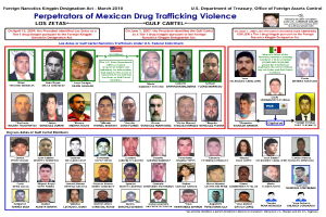 Plakat mit der Überschrift "Verbrecher der mexikanischen Drogenkriminalität" mit Fotos verschiedener Personen und fetter schwarzer Schrift auf einem hellblauen Hintergrund.