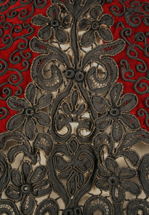 Hailey Bieber interpretiert '90s-Style-Ikone in Silber Spitze auf der Time 100 Gala