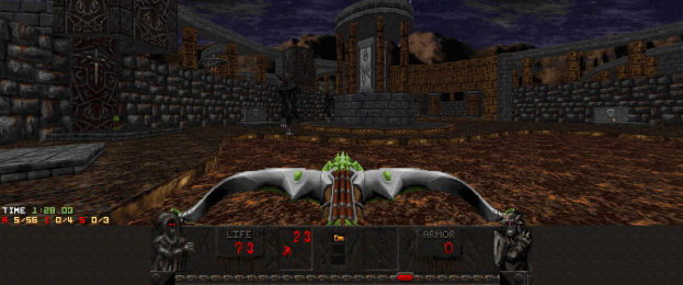 Ein Dungeon in *Dungeon Master II* mit einem Drachen in der Mitte, umgeben von Wänden, Säulen und anderen Gegenständen, mit numerischen und textuellen Spielerdaten am unteren Rand.