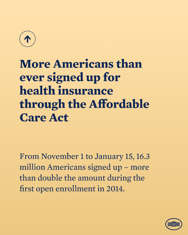 Ein Plakat mit einem schmalen schwarzen Rand und zentralem Text in fetter schwarzer Schrift auf einem weißen Hintergrund, das "Mehr Amerikaner als je zuvor haben sich über das erschwingliche Gesundheitsversicherung durch das Affordable Care Act angemeldet."