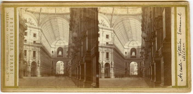 Altes Foto eines Bibliotheksinneren mit Bögen, Säulen, Fenstern und Dach.