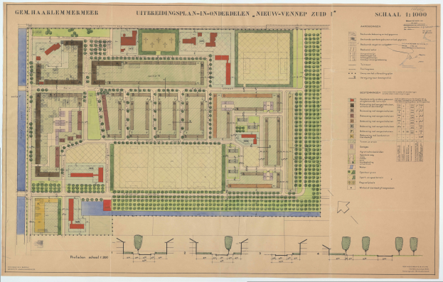 Ein detaillierter Stadtplan auf Papier, der Gebäude, Straßen und symmetrisch angeordnete Bäume zeigt, mit begleitendem Text, der das Stadtlayout beschreibt.