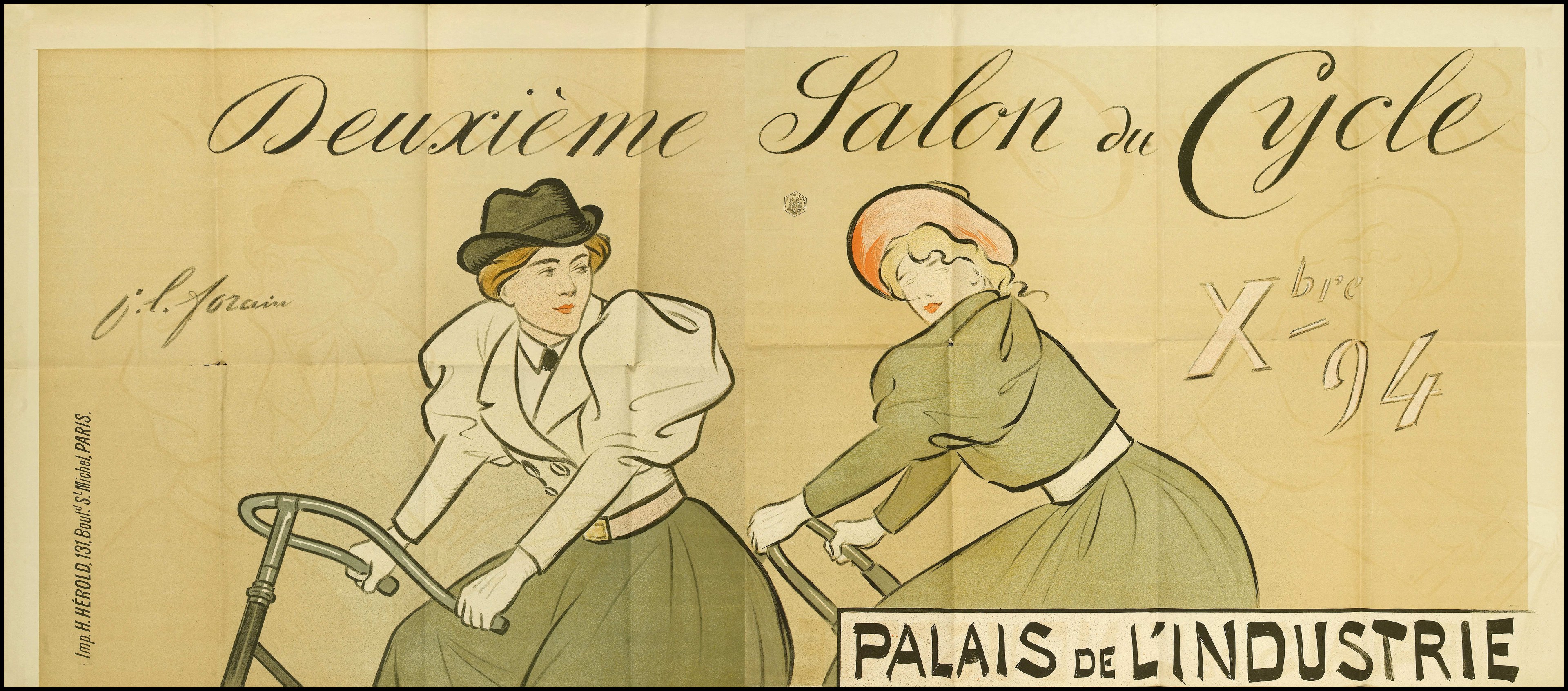 Zwei Frauen in farbenfrohen Kleidern fahren Fahrräder in einem Salon, lächeln und haben Plakate im Hintergrund.