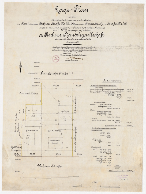 Altes Dokument mit handgezeichneter Grundrisszeichnung des Berliner Handelagellachaft-Gebäudes, mit gedrucktem Text und einem Stempel auf der linken Seite.