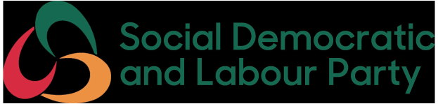 Weißer Hintergrund mit zentralem fetten schwarzen Text, der "Sozialdemokratische Partei Deutschlands" enthält und von einem dünnen schwarzen Rand umgeben ist, in einer modernen professionellen Schriftart.