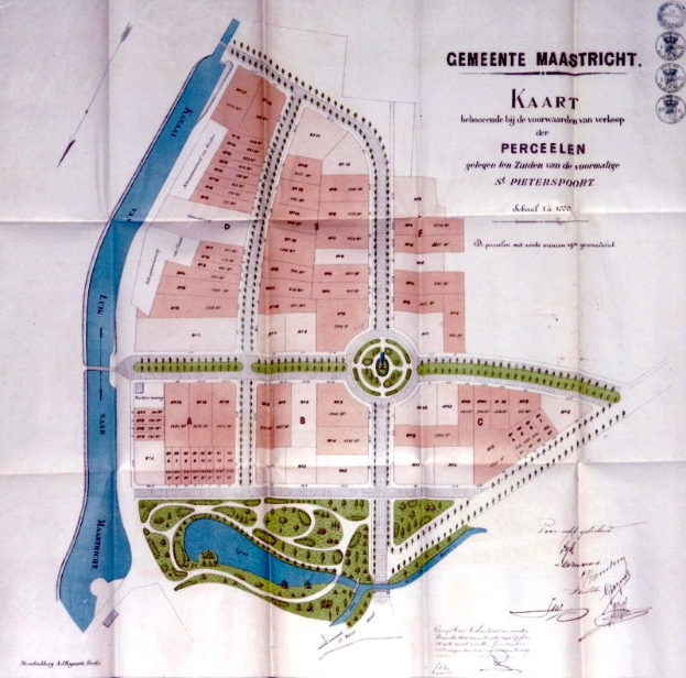 Ein detaillierter Stadtplan auf Papier, der Straßen, Gebäude, Sehenswürdigkeiten und Text mit zusätzlichen Informationen zeigt.