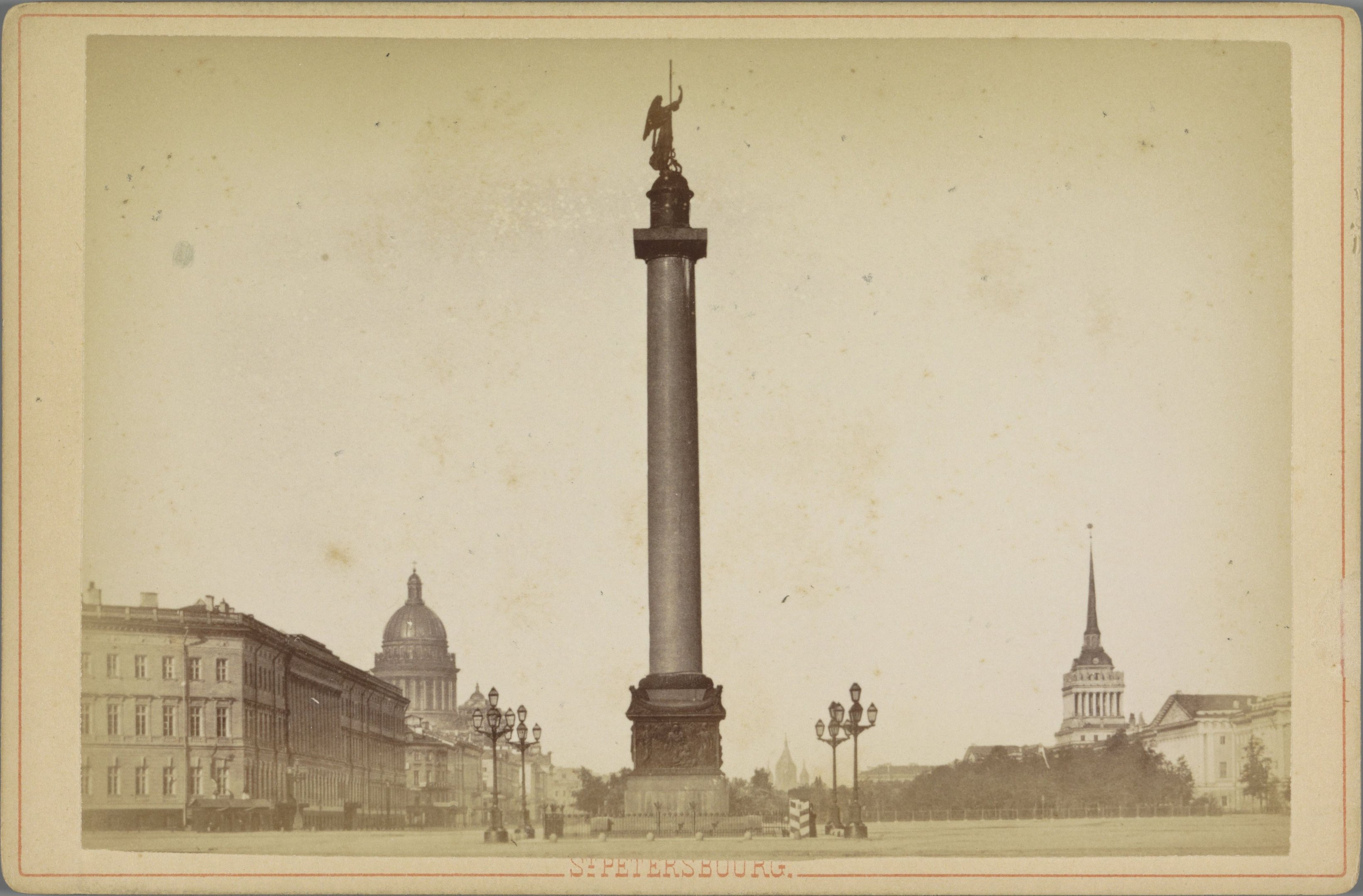 Altes Schwarz-Weiß-Foto eines Denkmals in einem städtischen Platz mit umgebenen Gebäuden, Straßenmöbeln, Bäumen und einem klaren Himmel, mit Text unten.