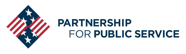 Logo der Partnership for Public Service mit einem blauen Kreis mit einem wei├čen Stern, umgeben von einem wei├čen Rahmen, und fetter schwarzer Schrift auf einem wei├čen Hintergrund.